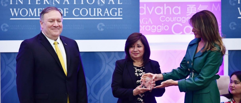 Villarrealina recibe de primera dama de Estados Unidos premio por el Día de la Mujer